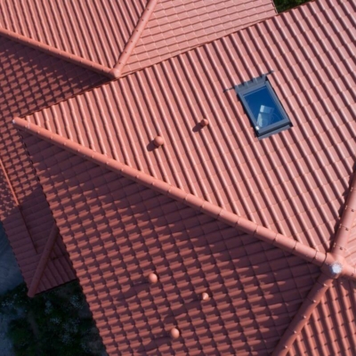 malowanie-dachówki-w-Krakowie-farbą-ceglastą-royal-na-gorąco Pomalowany dach domu widziany z lotu ptaka