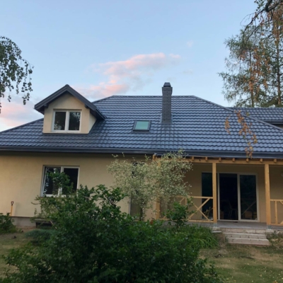 malowanie-dachu-blachodachówki-biotop-na-gorąco-Royal-farba-do-dachówki-blachy (1) Pomalowany dach z blachodachówki