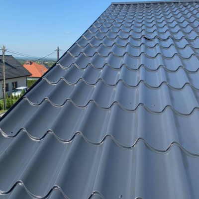 malowanie-dachu-blachodachówki-biotop-na-gorąco-Royal-farba-do-dachówki-blachy (10) Fragment pomalowanego dachu z blachodachówki