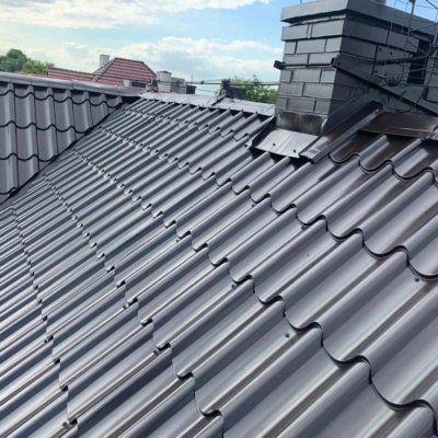 malowanie-dachu-blachodachówki-biotop-na-gorąco-Royal-farba-do-dachówki-blachy (2) Pomalowany dach z blachodachówki widziany ze szczytu