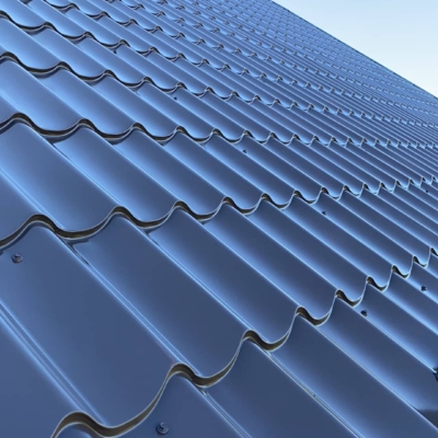 malowanie-dachu-blachodachówki-biotop-na-gorąco-Royal-farba-do-dachówki-blachy (3) Fragment pomalowanego dachu z blachodachówki