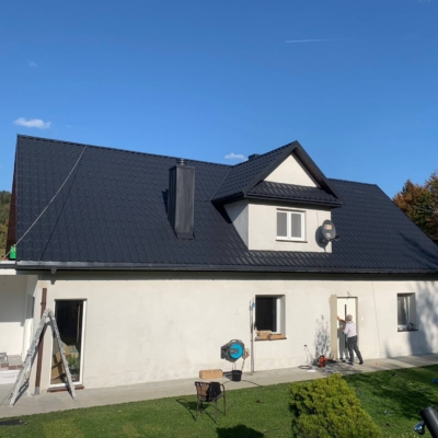 malowanie-dachu-blachodachówki-biotop-na-gorąco-Royal-farba-do-dachówki-blachy (6) Dom z pomalowanym dachem
