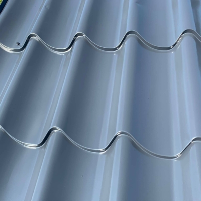 malowanie-dachu-blachodachówki-biotop-na-gorąco-Royal-farba-do-dachówki-blachy (7) Pomalowany fragment dachu domu