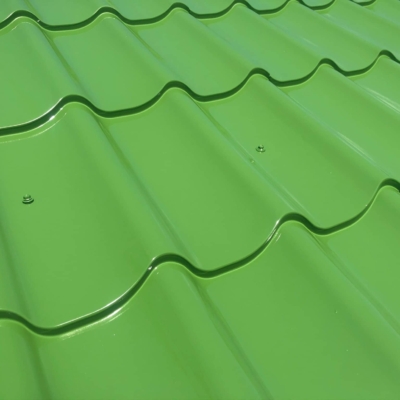 malowanie-dachu-blachodachówki-biotop-na-gorąco-Royal-farba-do-dachówki-blachy (8) Fragment dachu pomalowanego na zielono