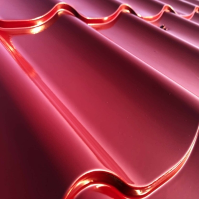 malowanie-dachu-blachodachówki-biotop-na-gorąco-Royal-farba-do-dachówki-blachy (9) Fragment pomalowanego dachu na czerwono