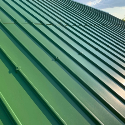 malowanie-dachu-blaszanego-farba-royal-na-goraco-grupa-biotop-krakow Fragment pomalowanego na zielono dachu blaszanego