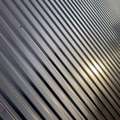 malowanie-dachu-z-blachodachowki-efekt-farba-Royal-Wroclaw- Effekt der Lackierung eines Daches mit Blechdachziegeln