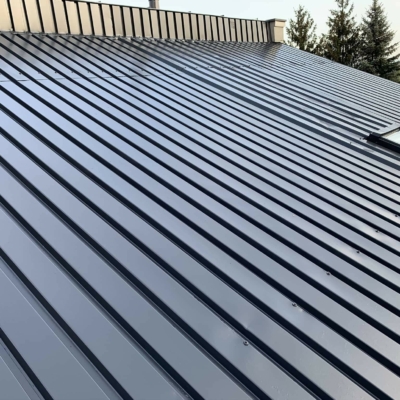 malowanie-dachu-z-blachy-trapezowej-ocynkowanej-powlekanej-na-gorąco-royal-biotop-farba-jotun (1) Pomalowany dach z blachy trapezowej ocynkowanej