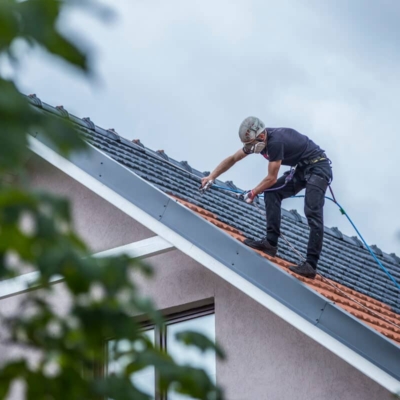 malowanie-dacówki-Kraków-biotop Malowanie dachu przez pracownika Biotop