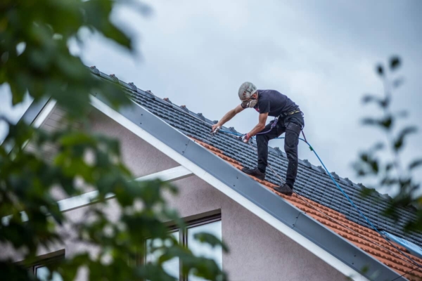 malowanie-dacówki-Kraków-biotop Malowanie dachu przez pracownika Biotop