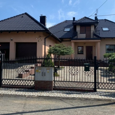 malowanie-mycie-czyszczenie-dachówki-betonowej-cementowej-biotop-royal-farby-min Pojazd Grupy Biotop przy domu z pomalowanym dachem