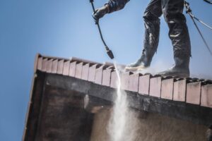 mycie-ciśnieniowe-dachu-z-dachówki-ceramicznej-betonowej-firma-grupa-biotop-Kraków-Katowice-Bielsko-Biała-scaled