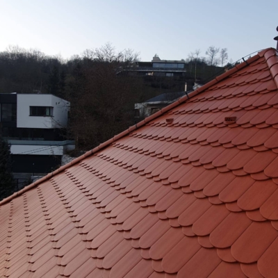 mycie-czyszczenie-impregnacja-dachowki-Krakow-katowice-wroclaw-biotop- dachowek-dachu (2) Fragment pomalowanego dachu z czerwonej dachówki