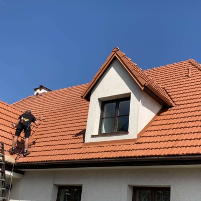 mycie-czyszczenie-impregnacja-dachówki-ceramicznej-marsylki-betonowej-biotop-impregnat-royal-farby Impregnacja dachówki - Pracownik Biotop