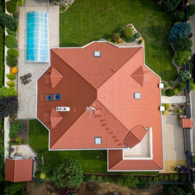 mycie-czyszczenie-malowanie-dachowki-cementowej-betonowej-Warszawa-farba-royal Dom widziny z lotu ptaka z pomalowanym dachem