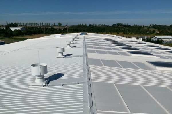 malowanie dachu hali przemysłowej w Andrychowie na kolor biały farbą Royal