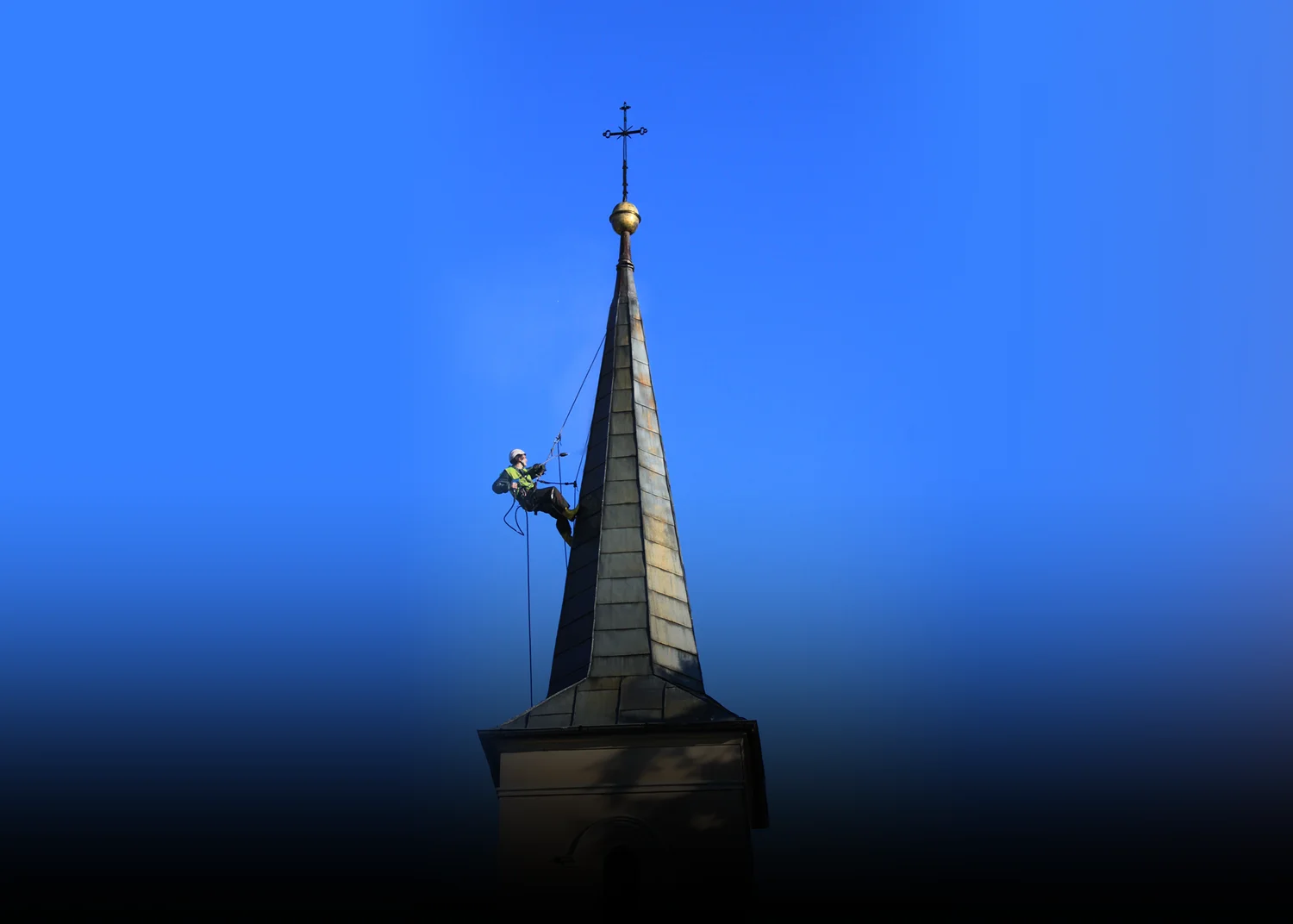 Dem Himmel näher – das Streichen von Kirchendächern!