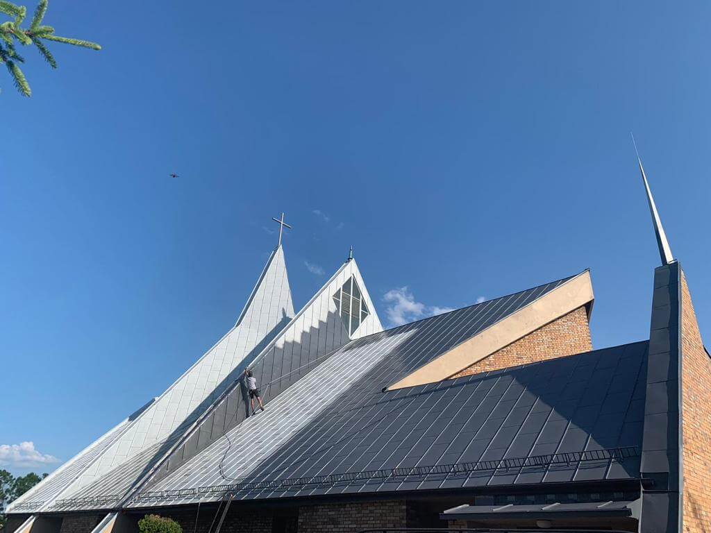 Das Kirchendach wird gestrichen
