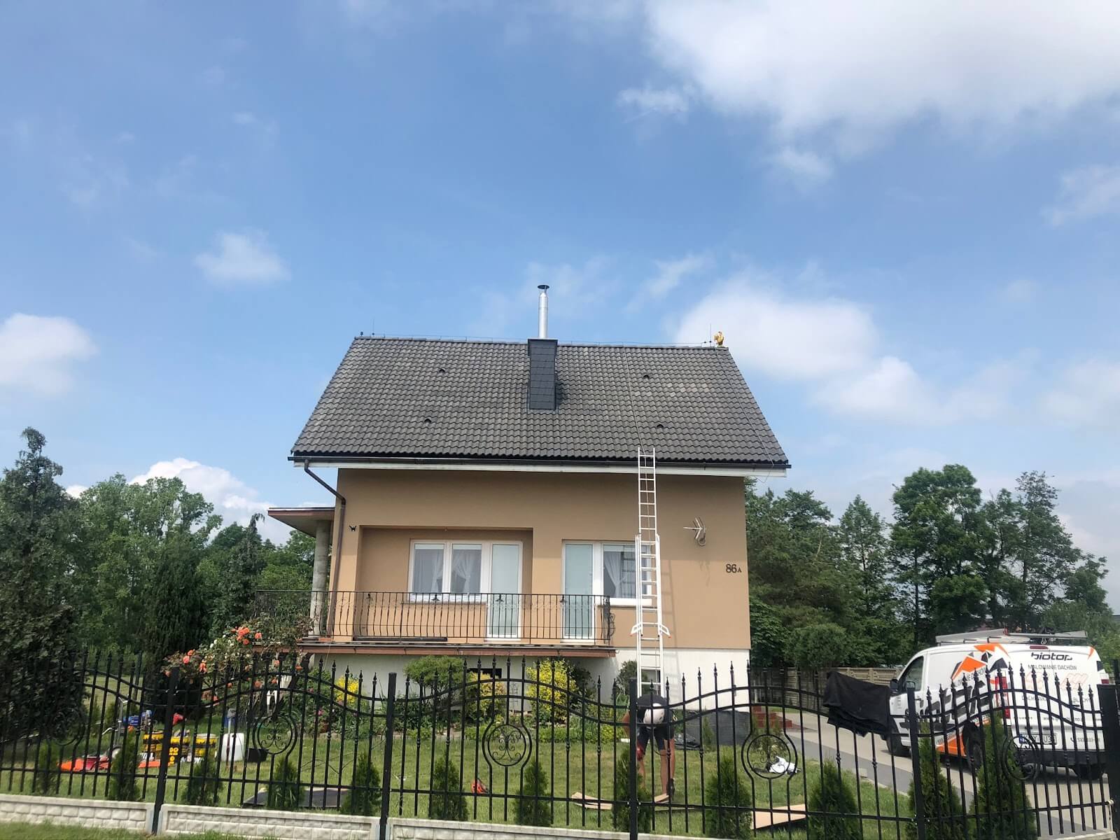 Przykład dachówki betonowej na dachu