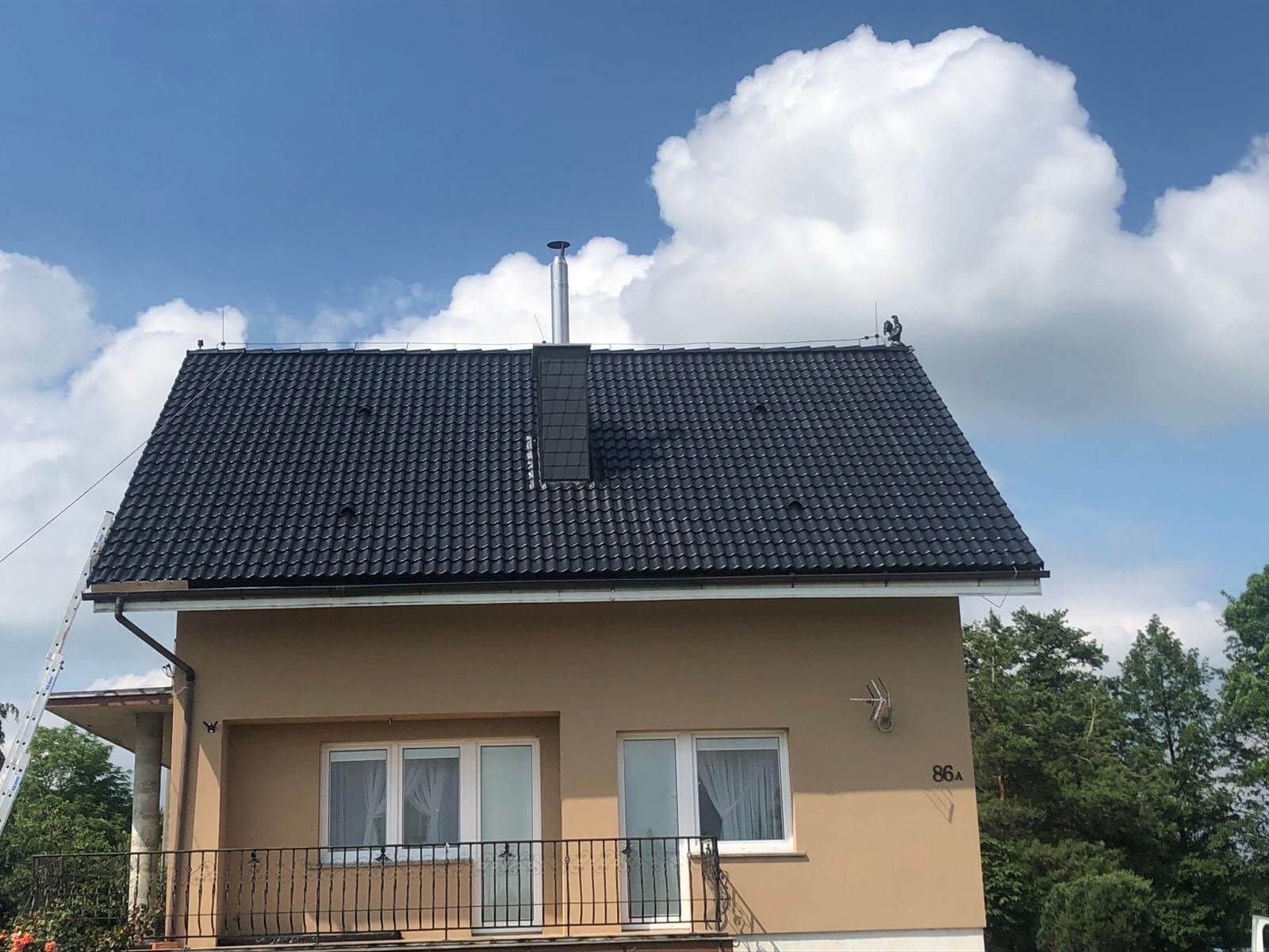 Dachówka betonowa na dachu po myciu i malowaniu