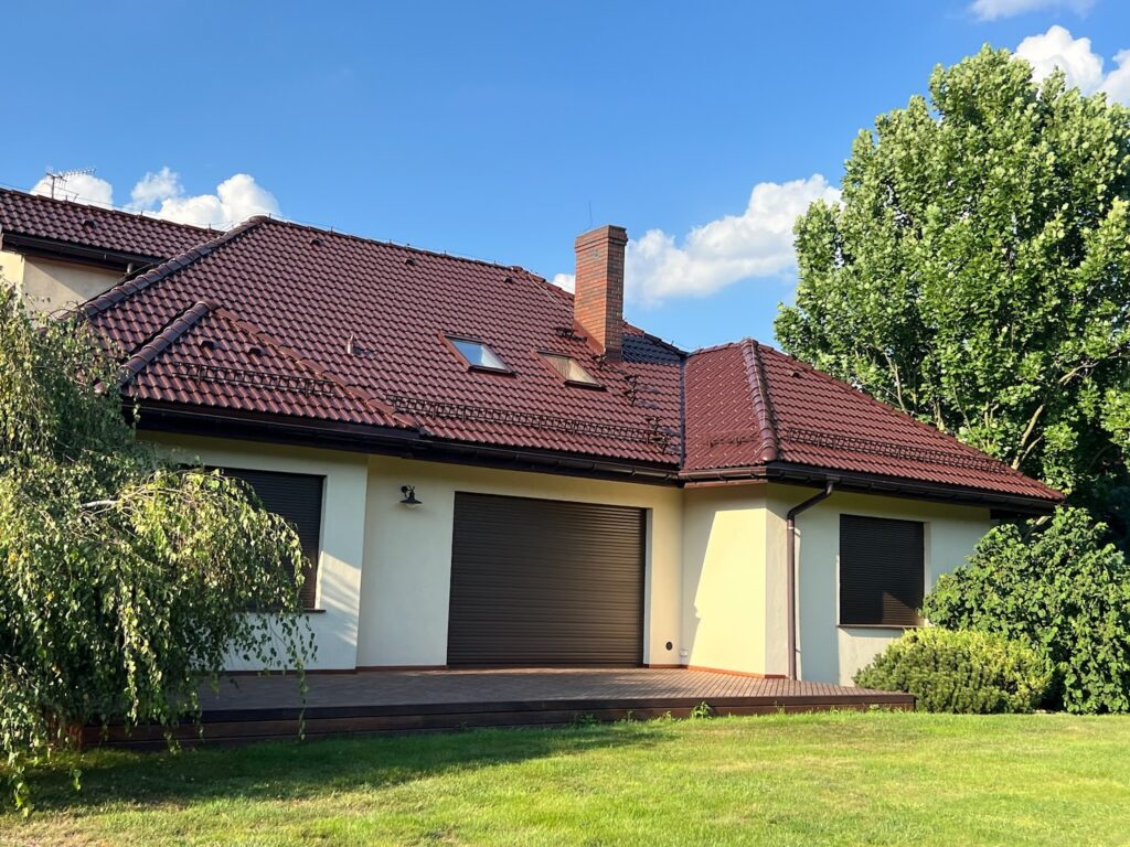Haus mit gestrichenem Dach