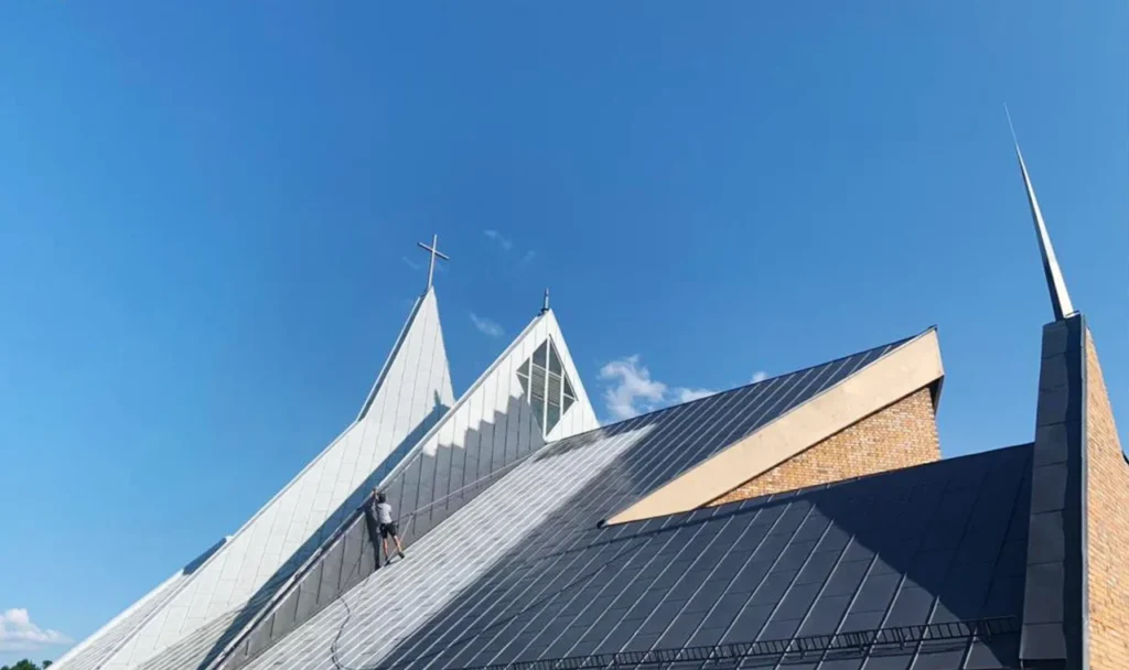 Anstrich des Kirchendachs